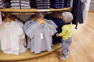 Arredamento per negozio abbigliamento bambini